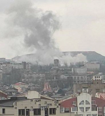 У Донецьку повідомили про сильний &quot;приліт&quot;, над містом клуб диму. ФОТО, ВІДЕО