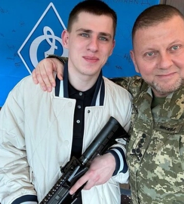 Залужний нагородив солдата Хижака, який знищив штурмову групу окупантів 