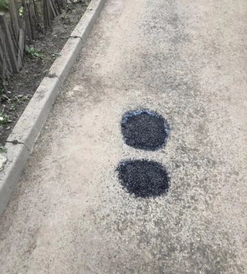 У Чернівцях на проспекті Незалежності мешканці вже самі латають дороги