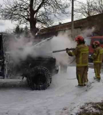 В Ужгороді вщент згорів "Геоік" Mercedes G500, без пожежників не обійшлось 