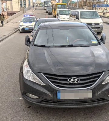 Потрійна ДТП на Соборній у Рівному: постраждала пасажирка легковика