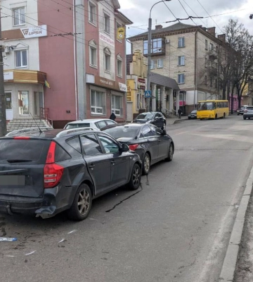 Потрійна ДТП на Соборній у Рівному: постраждала пасажирка легковика