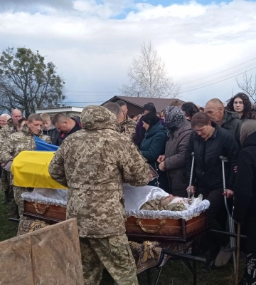 Сиротами залишились троє дітей: на Волині попрощалися із Героєм Василем Збудовським