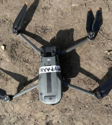 Прикордонники Луганського загону приземлили ворожий дрон-розвідник