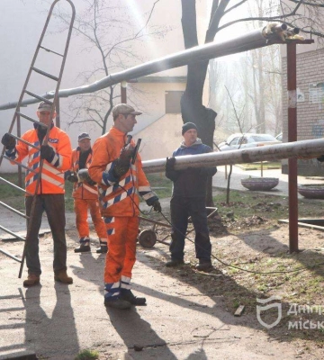 У Дніпрі виконали чергове звернення мешканців до Штабу взаємодопомоги Громадської ради — омолодили та видалили дерева на просп. Героїв, 17