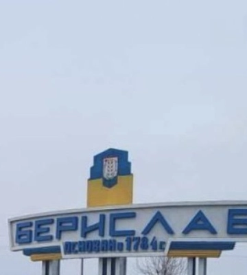 Росія обстріляла центр Берислава на Херсонщині: є поранений