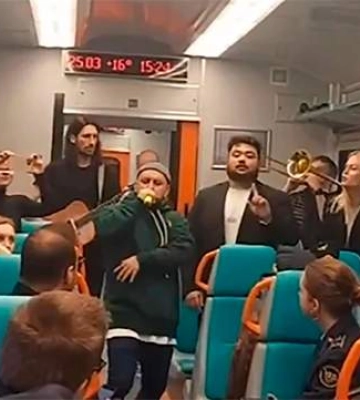 Монатік заспівав у київській електричці: як відреагували пасажири – відео