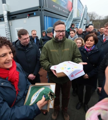 Европейские дипломаты посетили украинских переселенцев в модульном городке Львова (ФОТО)