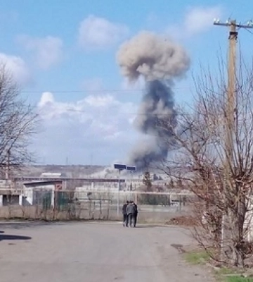 В оккупированном Новотроицком на Донбассе сильные взрывы: подробности