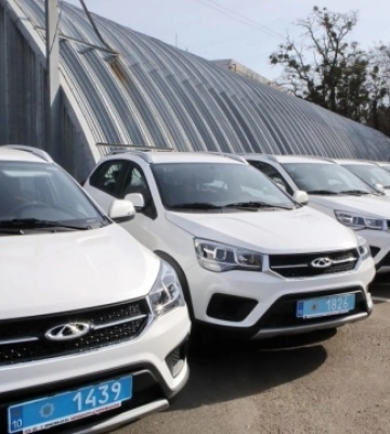 Поліція Київщини отримала 10 автомобілів за сприяння американської письменниці Мітці Пердью