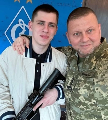 Залужний вручив захиснику з Харківщини Золотий Хрест та нагородну зброю