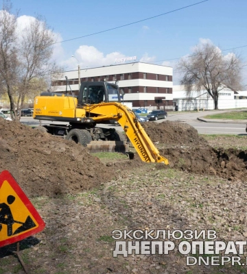 У Індустріальному районі Дніпра ліквідовують аварію на водогоні: відео