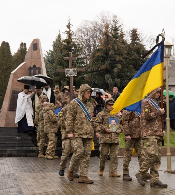 В Ужгороді провели в останню путь полеглого у війні Сергія Граба (ФОТО)