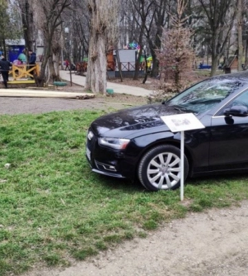 У Чернівцях пішохідний парк &quot;Жовтневий&quot; на вихідних перетворюється на парковку