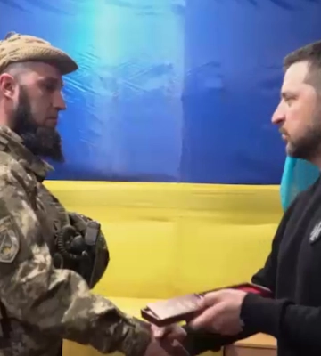Зеленский приехал на фронт в Запорожской области и вручил награды бойцам ВСУ (видео)