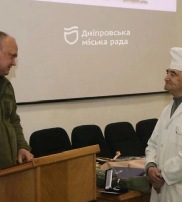 До 90-річного ювілею лікарю Володимиру Нахшину вручили найвищу нагороду Дніпра — медаль «За заслуги перед містом»