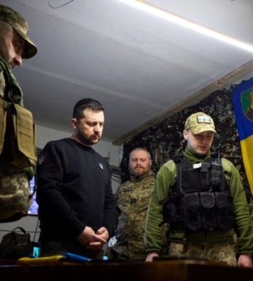 Зеленский посетил воинов &quot;на передке&quot; в Запорожской области