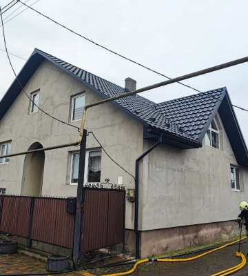 У Мукачеві рятувальники ліквідували пожежу в надвірній споруді, врятувавши житловий будинок і гараж