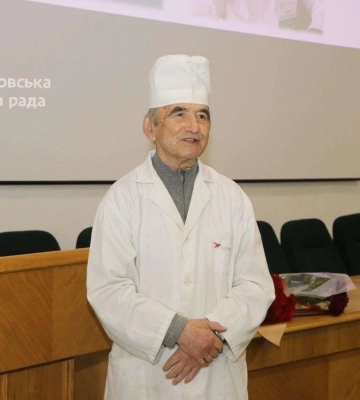 До 90-річного ювілею лікарю Володимиру Нахшину вручили найвищу нагороду Дніпра — медаль «За заслуги перед містом»