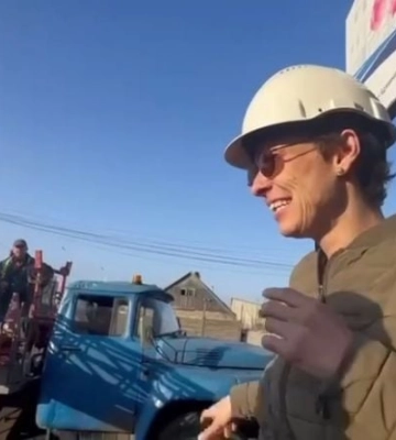 Фашистскую певичку в Мелитополе покатали на вышке - в шоке даже собаки 