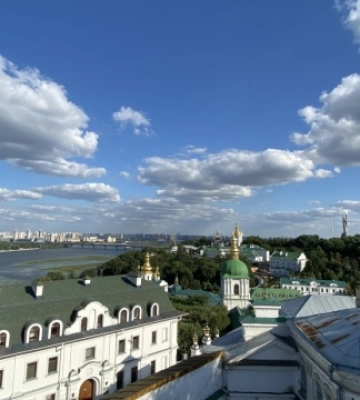 КМДА хоче розірвати договір оренди з забудовником, який розпочав незаконну забудову на схилах Дніпра