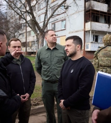 Зеленський оглянув пошкоджені будинки у Запоріжжі