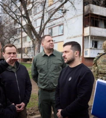 Зеленський у Запоріжжі оглянув багатоповерхівки, пошкоджені ракетним ударом рф