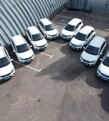 Поліція Київщини отримала 10 автомобілів за сприяння американської письменниці Мітці Пердью