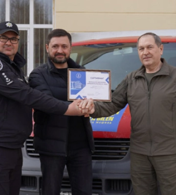 У Кропивницькому мер Маріуполя передав три автівки релокованому вишу