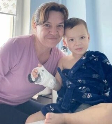 Випадково сунув руку в багаття: у Львові хірург з США прооперував дитину загиблого воїна