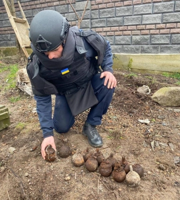На Рівненщині піротехніки знищили сторічні гранати Першої світової війни
