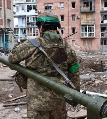 Враг не оставляет попыток окружить и захватить Бахмут. Мы удерживаем его вопреки разным срокам и прогнозам, - Сырский. ВИДЕО