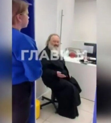 Втікає з країни? Митрополита Павла помітили у паспортному столі. Відео
