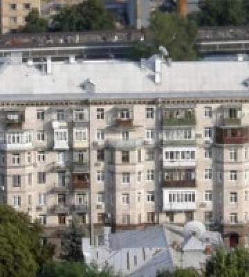 Прокуратура через суд вимагає повернути громаді 2-кімнатну квартиру в центрі Києва, яку привласнили шахраї