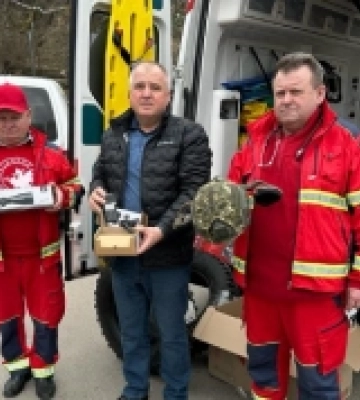 Медики волинської «екстренки» передали авто швидкої та військове спорядження 100 бригаді ТРО