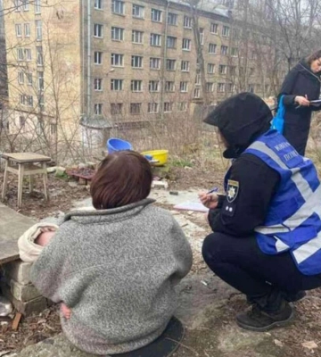 Багатодітна мати з Кривого Рогу мешкала з немовлям у землянці у Києві (Фото)