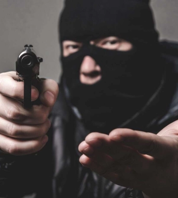 У Дніпрі банда побила та пограбувала хлопця у його квартирі