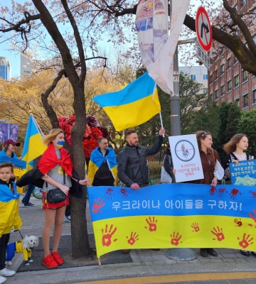 Перед российским посольством в Корее украинцы провели акцию протеста
