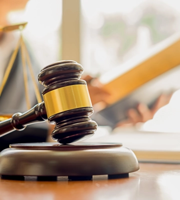 Суддю з Дніпра засудили до 11 років тюрми за хабар від друга