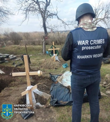 На Харківщині ексгумували тіло пенсіонера, який загинув від обстрілу РФ