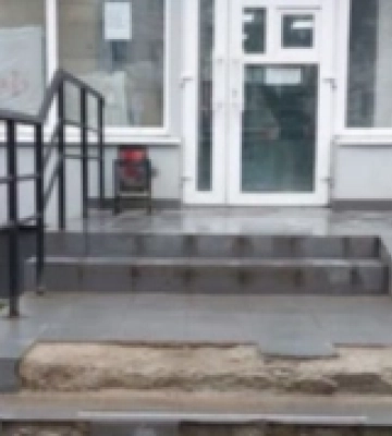 У Луцьку через занедбані сходи одного з відділень «Нової Пошти» довелося викликати поліцію