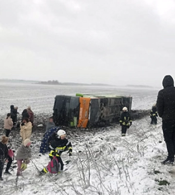 Водитель не справился с управлением: в Хмельницкой области перевернулся автобус с пассажирами