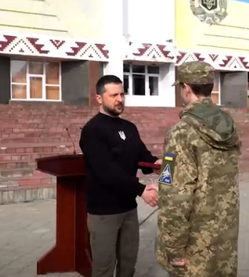 Володимир Зеленський відвідав Охтирку на Сумщині та вручив відзнаку міста-героя