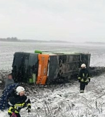 На Хмельниччині перекинувся пасажирський автобус, 18 постраждалих