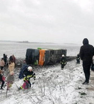 У салоні було 25 пасажирів: у Хмельницькій області перекинувся автобус, фото та подробиці
