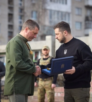 Володимир Зеленський відвідав Охтирку на Сумщині та вручив відзнаку міста-героя