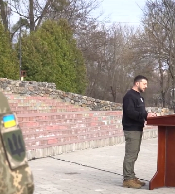 Зеленський приїхав на Сумщину і вручив відзнаку міста-героя Охтирці Зеленський приїхав на Сумщину і вручив відзнаку міста-героя Охтирці