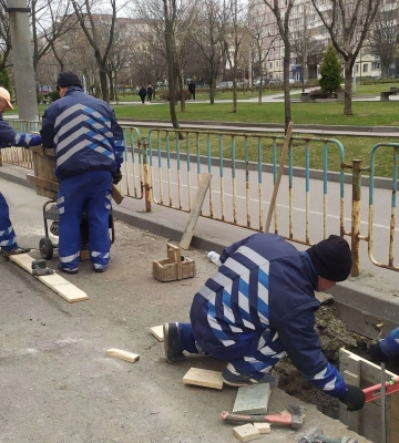 Щоб місто не потерпало від затоплень: у Дніпрі комунальники ремонтують дощоприймальні мережі