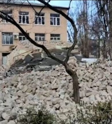 В Мелитополе после вчерашних взрывов на одном из предприятий сняли российские флаги