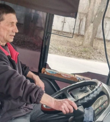 Робить свій внесок у Перемогу. Водій автобусу з Дніпра регулярно буває в гарячих точках (Фото)
